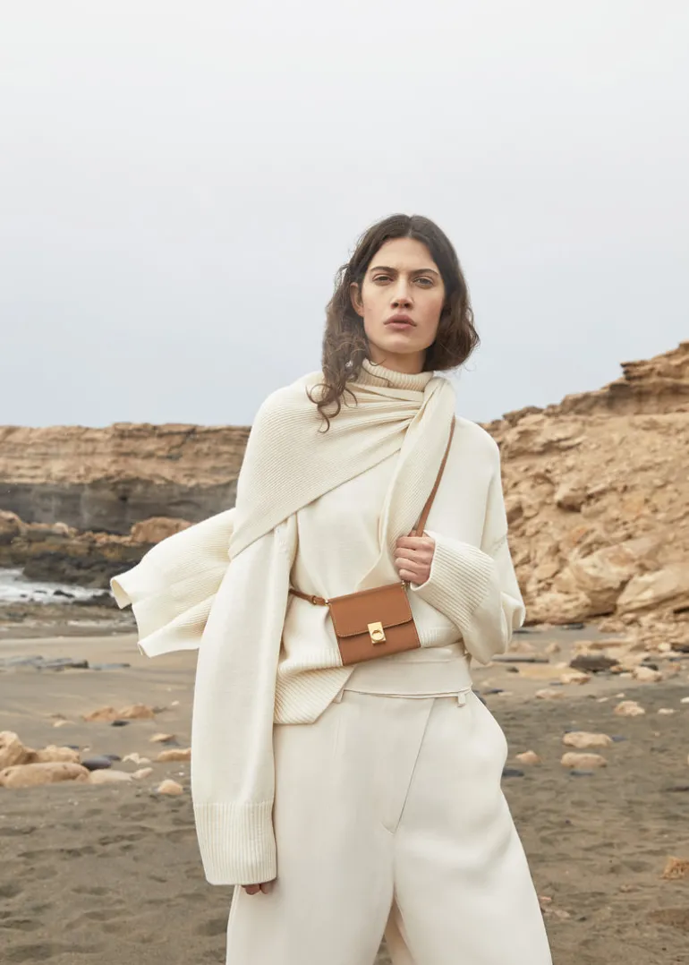 Numéro Sept Crossbody Wallet